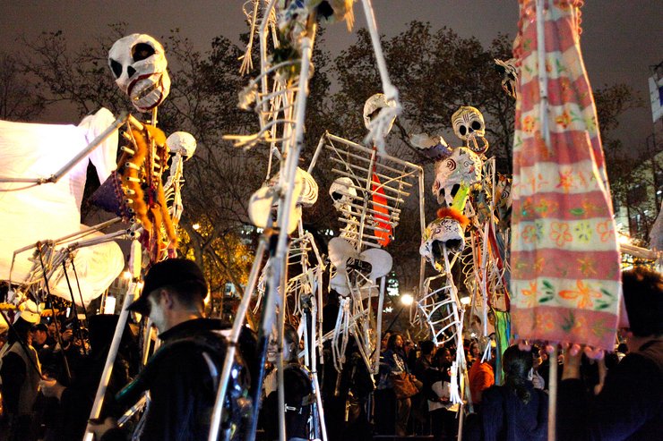 Snímek z newyorského halloweenského průvodu Village Parade